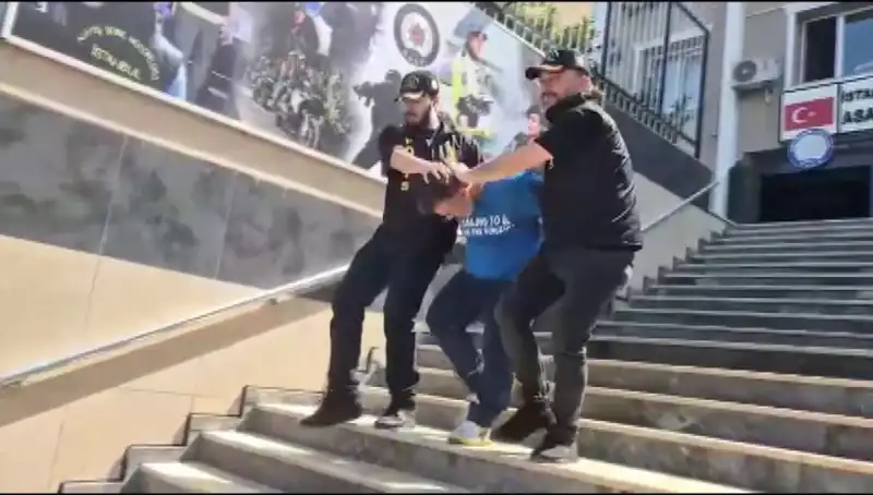 Ümraniye'de 600 Bin Liralık Gasp Olayı: Kız Arkadaşlarına Hediye Alırken Yakalandılar!