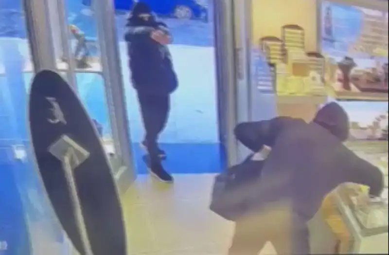 Ümraniye'de Korkunç Soygun Girişimi: 5 Maskeli Silahlı Saldırgan