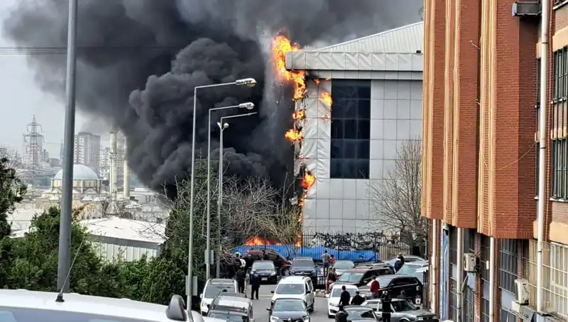 Başakşehir Sanayi Sitesinde Yangın: Ekipler Olay Yerine Sevk Edildi