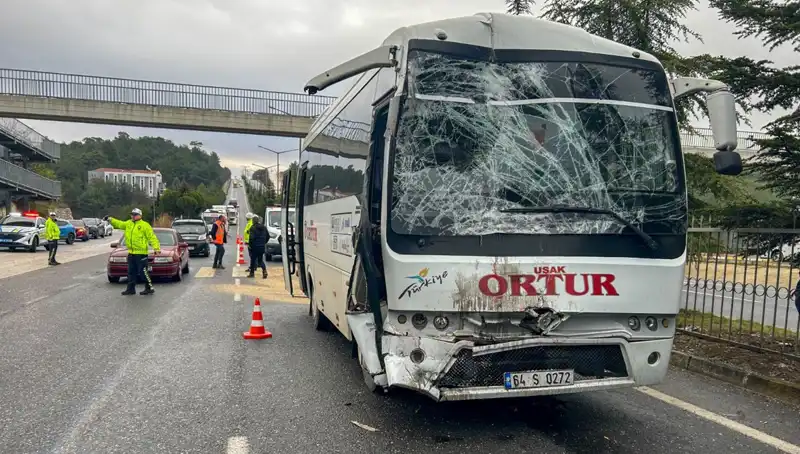Uşak'ta İşçi Servisleri Çarpıştı: Çok Sayıda Yaralı Hastaneye Kaldırıldı