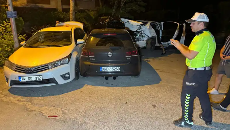 Alkollü Sürücü Sokağı Birbirine Kattı: Üç Araç Büyüklüğünde Kaza!
