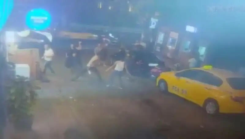 Beyoğlu'nda Sokağa Taşan Laf Atma Kavgasında Gerilim Tırmandı