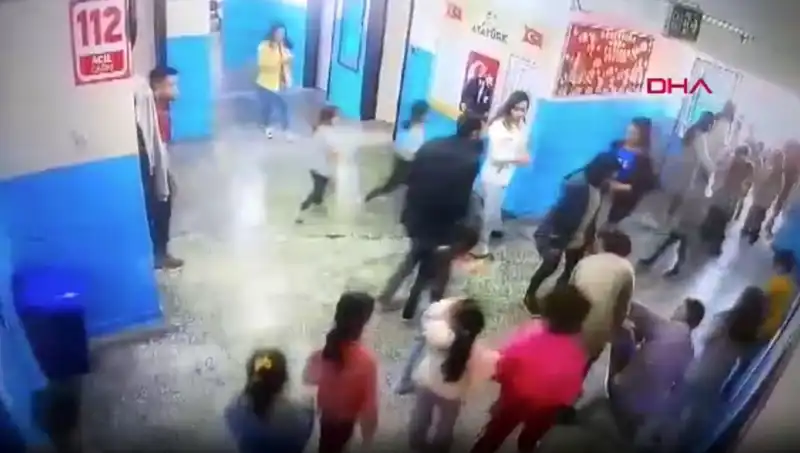 Bayılan Öğrenciyi Müdürlüğün Kahramanı Kurtardı: O Anlar Kamerada!